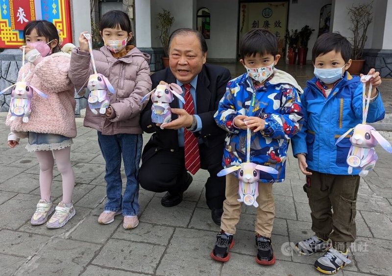 元宵乞龜系列活動，澎湖各宮廟4日陸續登場，澎湖縣長陳光復（中）在縣府前廣場分送1800個「星光兔」小提燈。中央社  112年2月4日