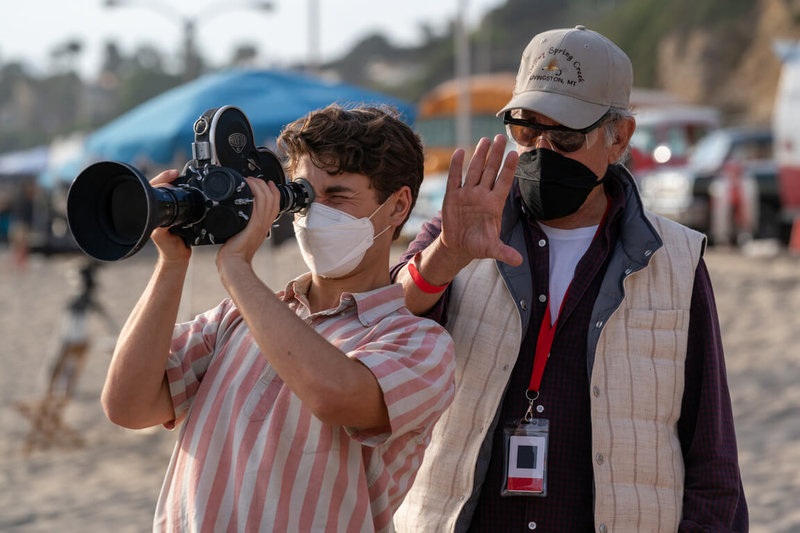 「法貝爾曼」是好萊塢名導史蒂芬史匹柏（Steven Spielberg）（右）以電影形式呈現的回憶錄，投注極大心力，也親自指導男主角蓋布瑞拉貝爾（Gabriel LaBelle）（左）演出。（UIP提供）中央社記者葉冠吟傳真 112年2月4日
