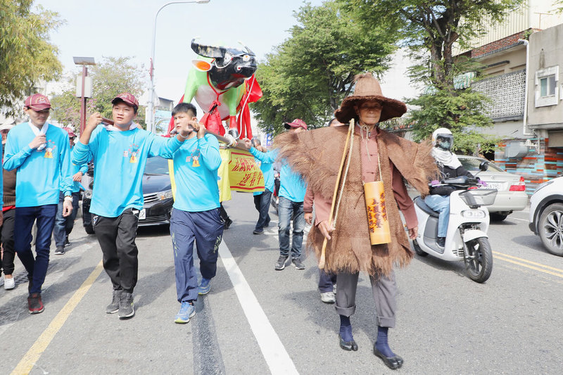 台南市迎春禮民俗活動暨踩街嘉年華4日熱鬧登場，安南區土城正統鹿耳門聖母廟打造春牛及芒神（牧童）加入踩街，廟方指出，今年芒神雙足穿鞋代表雨水較少，正好呼應目前南部水情不理想，提醒民眾重視寶貴水資源。（台南市政府提供）中央社記者楊思瑞台南傳真  112年2月4日