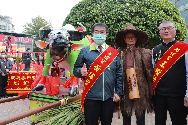 台南市迎春禮民俗活動暨踩街嘉年華4日上午熱鬧登場，台南市長黃偉哲（右3）與安南區土城正統鹿耳門聖母廟主委王增榮（右）等人出席。（台南市政府提供）中央社記者楊思瑞台南傳真  112年2月4日