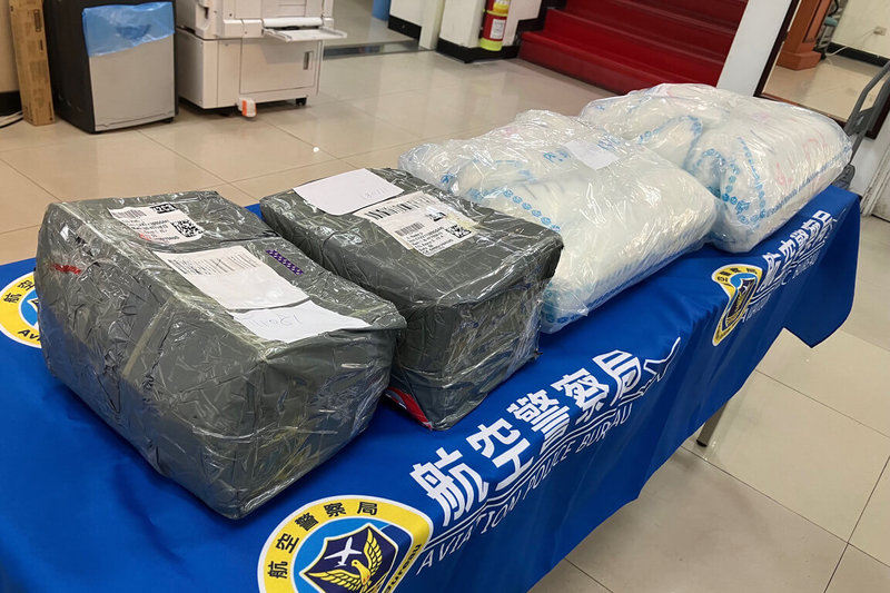 航警局與關務署台北關4日宣布破獲第4級毒品「2-溴-4-甲基苯丙酮」走私案。警方調查發現，主嫌周姓男子在廈門有正職工作，但受陸籍女友教唆及金錢誘惑下，竟特地返台收領毒品包裹等，為愛鋌而走險，警方後續將持續向上溯源。（航空警察局提供）中央社記者吳睿騏桃園機場傳真  112年2月4日