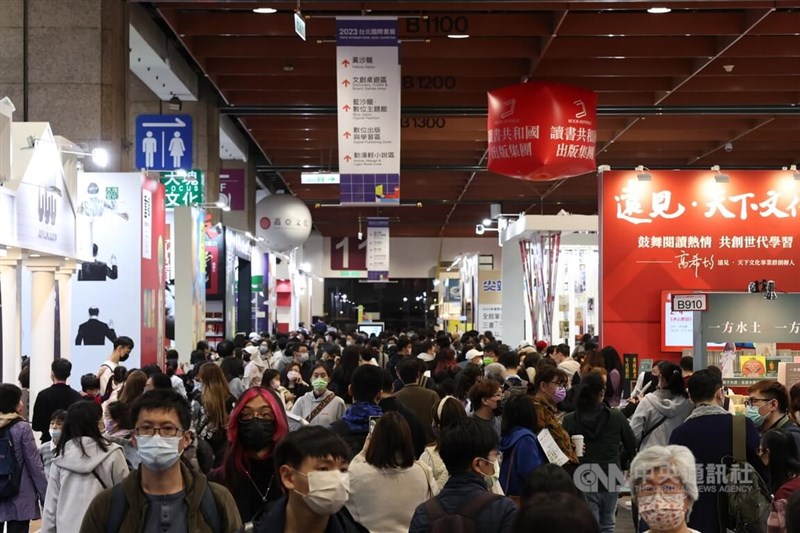 台北国际书展主要通道人潮汹涌，进场民众都戴好口罩防疫。中央社记者赵世勋摄 112年2月4日