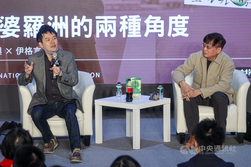 作家張貴興（右）與伊格言（左）3日一同出席第31屆台北國際書展講座，兩人以「瞭望婆羅洲的兩種角度」為題進行對談。中央社記者鄭清元攝 112年2月3日