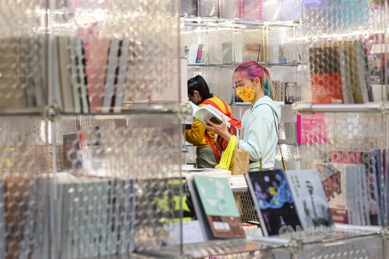 今年台北国际书展以「阅读的多重宇宙」为主题，召唤民众前来探索。中央社记者郑清元摄 112年1月31日