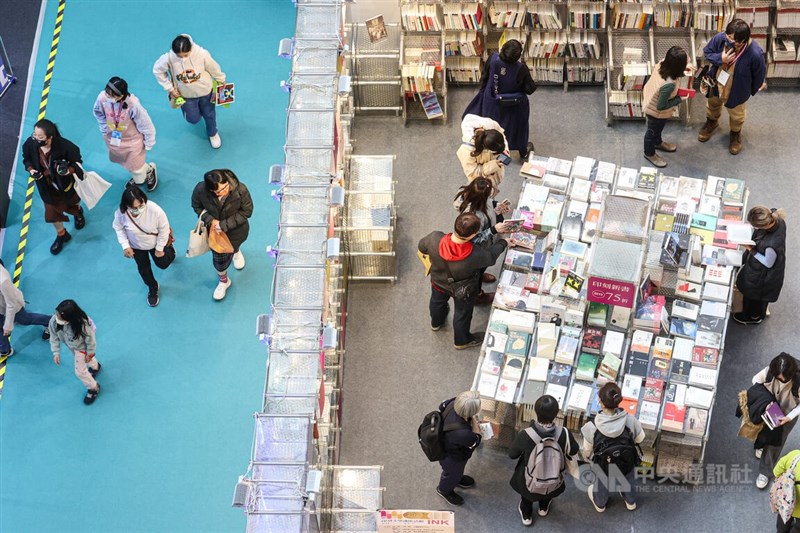 台北国际书展开幕首日就有不少民众前来逛展、买书。中央社记者郑清元摄 112年1月31日