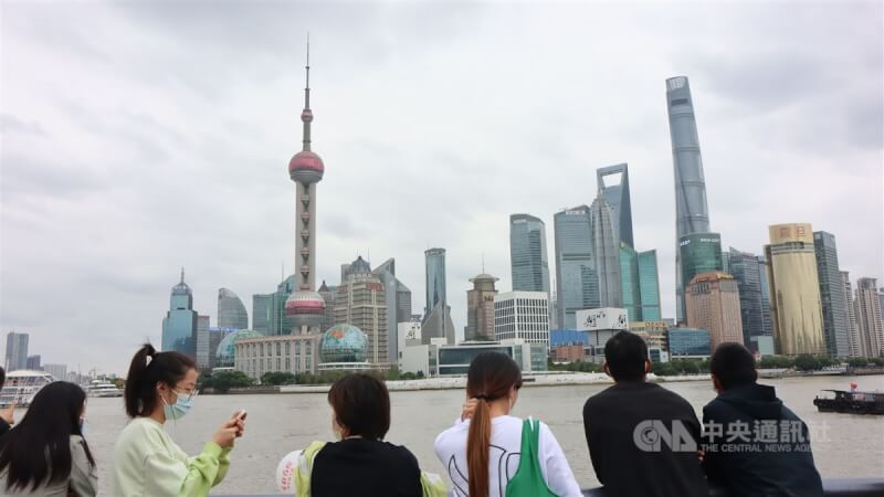 圖為上海外灘遊客。（中央社檔案照片）