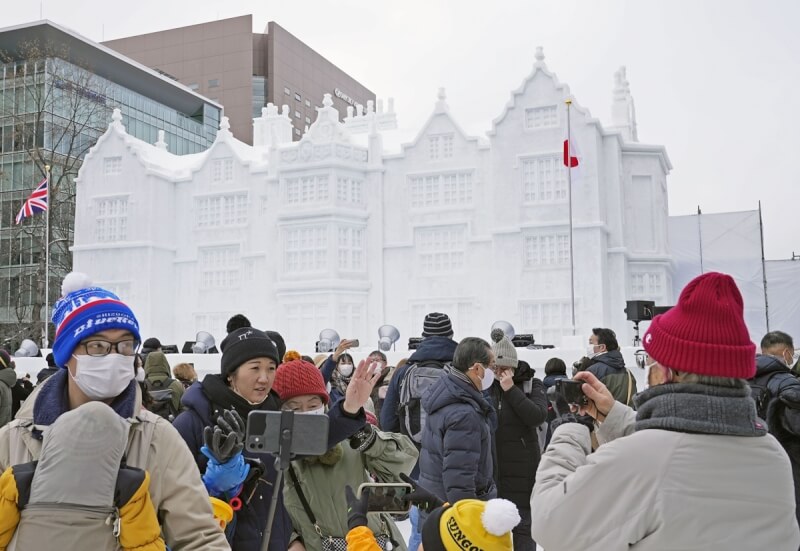 日本北海道「札幌雪祭」4日開幕，吸引大批人潮前往參觀。（共同社）