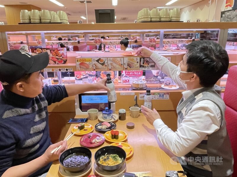 圖為日本迴轉壽司「壽司郎」東京都內分店，自動化上菜分為傳統的慢速迴轉盤和採直線快速輸送食材的高速通道。（中央社檔案照片）