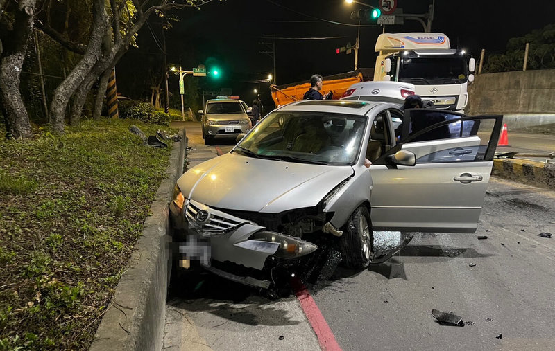 劉姓男子涉嫌偷竊汽車後以膠帶與奇異筆變造車牌，仍遭巡邏員警識破，劉男意圖逃逸時，員警先噴辣椒水壓制，劉男車輛失控自撞路旁分隔島後棄車逃逸。警方2日循線在桃園市逮捕劉嫌送辦。（民眾提供）中央社記者黃旭昇新北傳真  112年2月4日