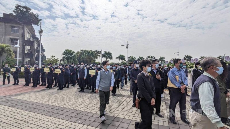 彰化員警高偉倫日前騎車下班時遭有毒品、酒駕前科的吳姓男子追撞致死，家屬4日在高雄市第二殯儀館橋頭分館舉行公祭，300多名官警到場致意送行。中央社記者曾以寧攝  112年2月4日