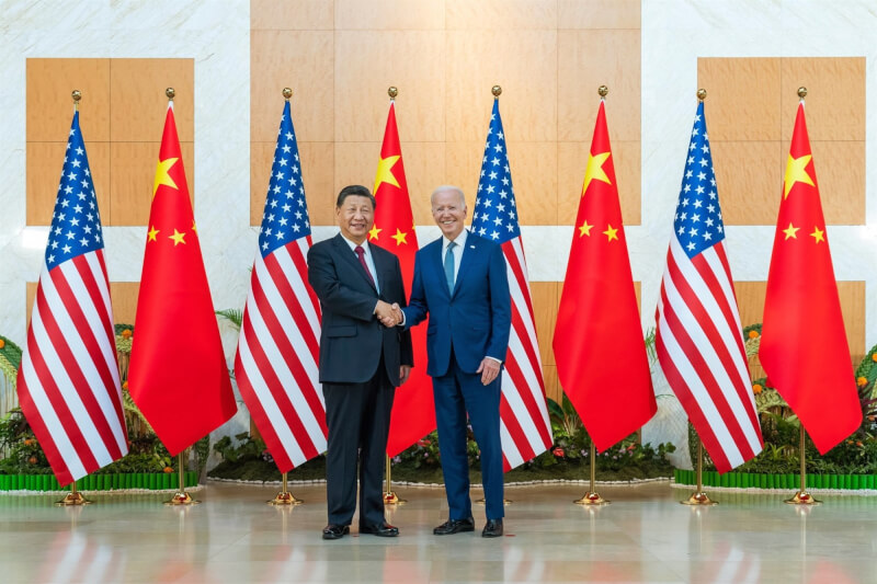 美國總統拜登（右）去年11月與中國國家主席習近平（左）在印尼峇里島會晤，為緊張多年的美中關係注入一絲暖意。（圖取自facebook.com/WhiteHouse）