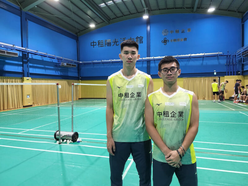台灣男雙組合蘇敬恒（右）與葉宏蔚（左）4日在泰國羽球大師賽4強賽擊敗印尼組合晉冠軍戰。（圖取自中租企業羽球隊臉書facebook.com）