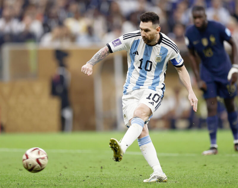 阿根廷足球巨星梅西（前）去年12月率阿根廷在2022卡達世界盃足球賽擊敗法國隊贏得冠軍。（共同社）
