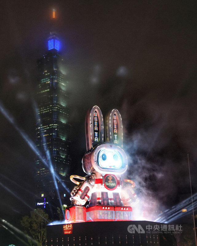 2023台灣燈會在台北，4日晚間試燈，主燈「玉兔壯彩」聲光秀在國父紀念館前精彩上演，也為5日元宵節正式開展的燈會做足暖身。中央社記者王飛華攝  112年2月4日