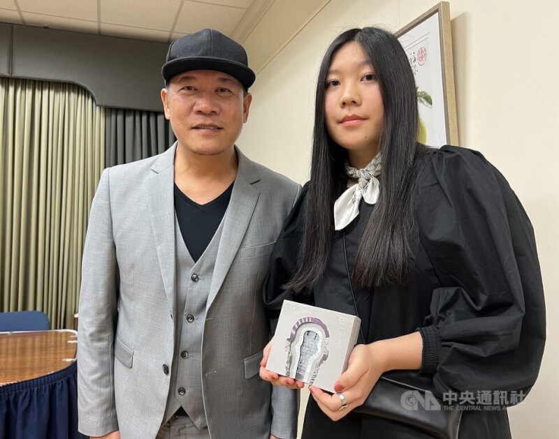 設計師蕭青陽（左）與女兒蕭君恬為短片「淡蘭古道三部曲」製作的原聲專輯Beginningless Beginning，獲得第65屆葛萊美獎（Grammy Award）最佳唱片包裝獎。（中央社檔案照片）