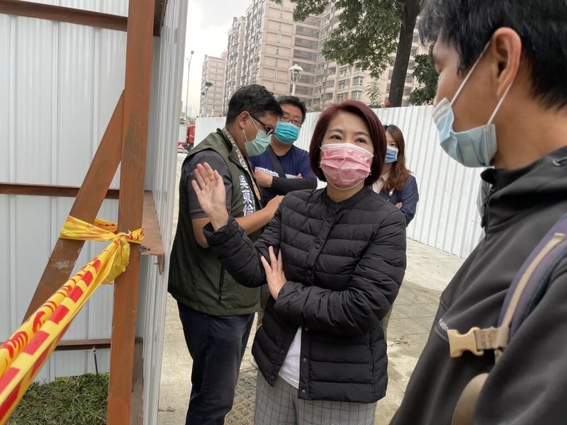 屏東榮民總醫院園區5日凌晨發生火警，園區內被列為歷史建築保留的正氣樓遭到祝融，屏東縣長周春米（前右2）5日一早趕赴現場了解毀損情況，並表示，全力調查、修復、保護。（屏東縣政府提供）中央社記者李卉婷傳真 112年2月5日