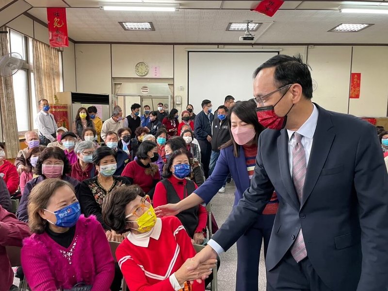 國民黨主席朱立倫（前右）5日參加雲林縣黨部新春團拜，呼籲全黨團結一致、全力以赴，先贏得3月4日南投立委補選後，再討論2024年年初的總統、立委選舉。（國民黨提供）中央社記者蔡智明傳真  112年2月5日