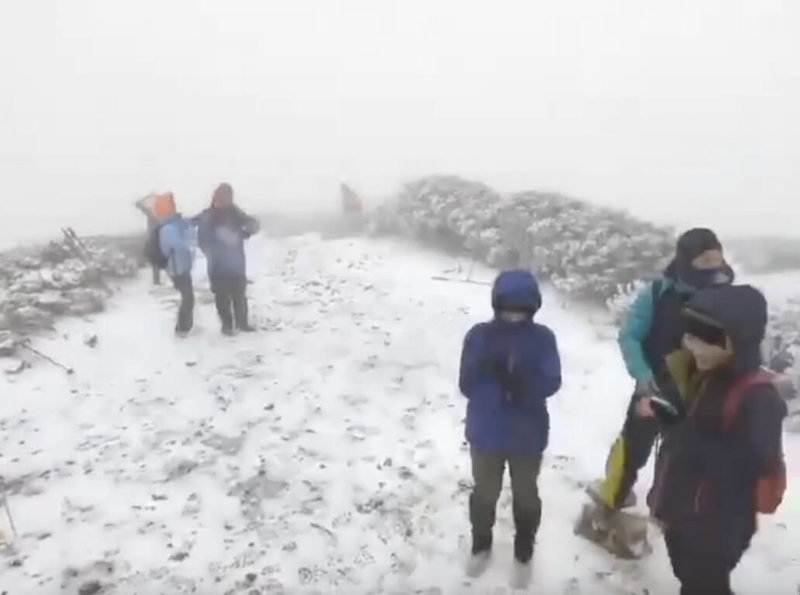 農曆春節假期結束，雪山地區4日下午開始迎來年後第1場雪，山友5日攻頂雪山主峰後，分享高山上一片銀白世界的美景。（山友潘彥睿提供）中央社記者魯鋼駿傳真 112年2月5日