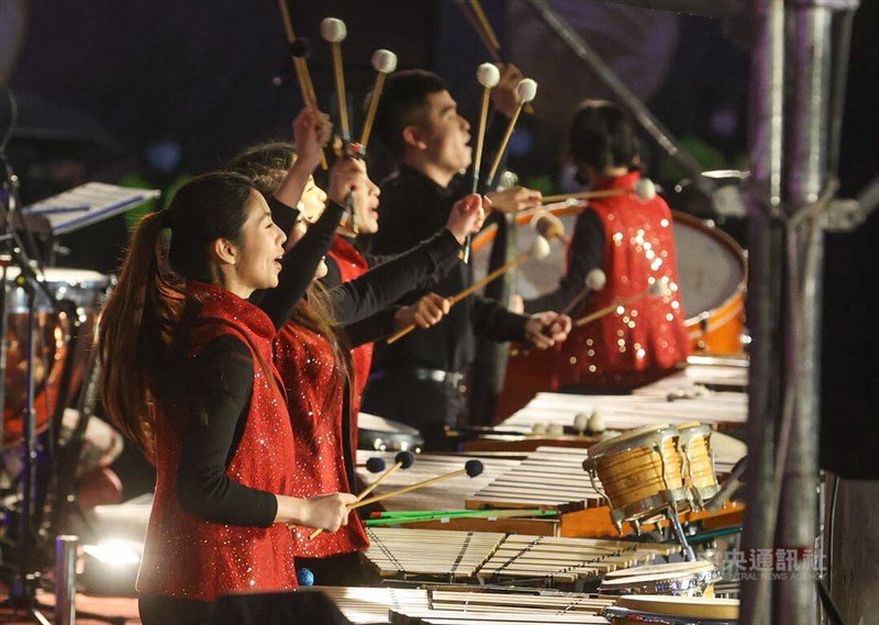 台灣燈會5日晚間舉辦開燈儀式，朱宗慶打擊樂團帶來精彩表演。中央社記者鄭清元攝 112年2月5日