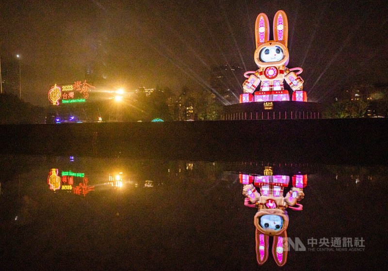 2023台灣燈會在台北，5日元宵節正式開幕，將持續展出至19日，主燈「玉兔壯彩」晚間在國父紀念館展區絢麗發光，光影也倒映在水池中。中央社記者鄭清元攝　112年2月5日