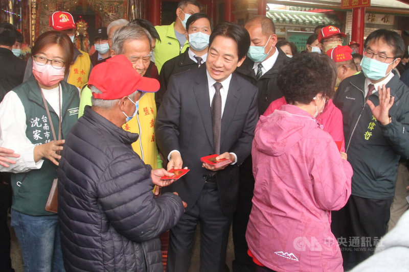 副總統賴清德（中）5日上午前往台南鹽水武廟，發放新年福袋給排隊領取的民眾。中央社記者楊思瑞攝  112年2月5日
