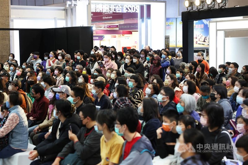 2023台北國際書展4日在台北世貿一館舉行,適逢週末假日,書展會場湧進人潮,許多民眾到場參與講座。中央社記者趙世勳攝 112年2月4日