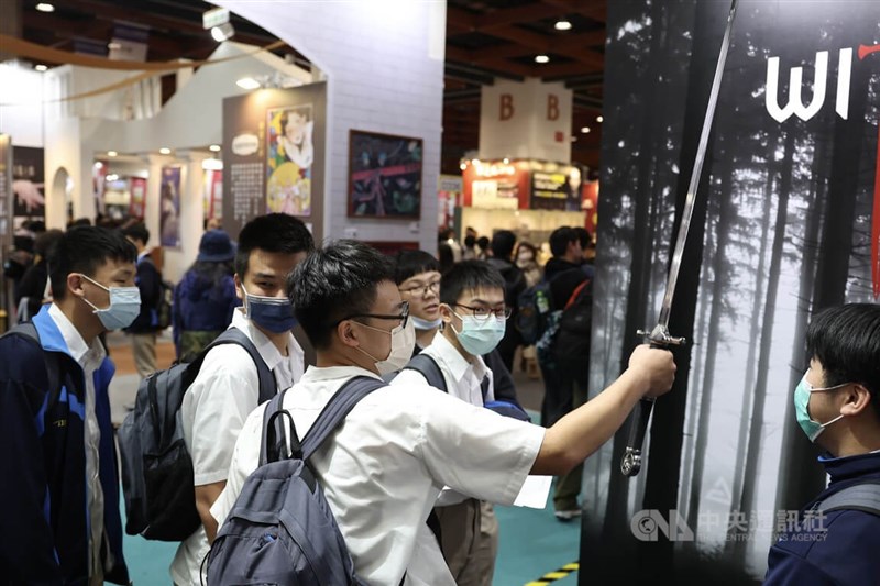 2023台北國際書展4日來到展期倒數第2天,午後湧入許多參觀人潮,主題國波蘭展區現場展示道具寶劍,吸引民眾目光。中央社記者趙世勳攝 112年2月4日