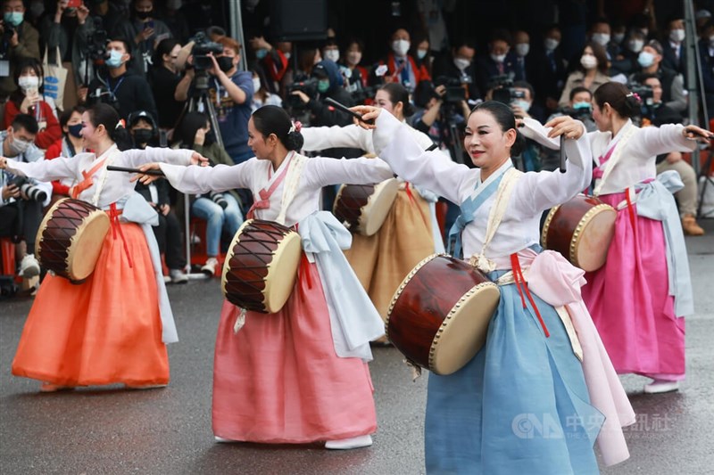 來自韓國的表演團隊帶來傳統慶典舞蹈演出。中央社記者王騰毅攝 112年2月5日
