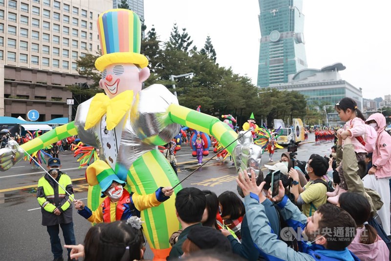 2023台灣燈會在台北，踩街遊行活動5日下午在台北市政府周邊進行，一身可愛扮相的雜技表演者與民眾熱情互動。中央社記者王騰毅攝 112年2月5日