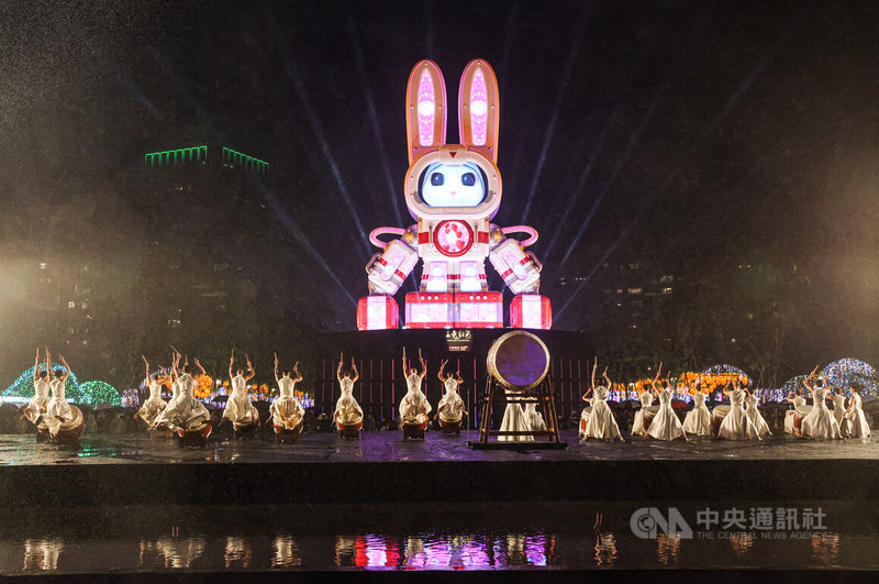 2023台灣燈會主燈5日晚間正式開燈，表演藝術團體優人神鼓在開幕儀式中演出。中央社記者鄭清元攝  112年2月5日