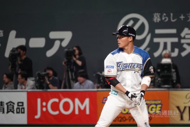 日本職棒火腿隊台灣選手王柏融（圖）5日替補上場首打席就敲出一壘安打，最後跑回本壘得分，總計2打數敲出1支安打。（中央社檔案照片）