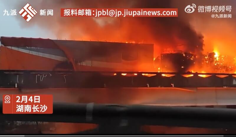 中國湖南長沙境內許廣高速公路4日傍晚5時左右接連發生5起車禍，部分車輛甚至追撞起火。（圖取自九派新聞weibo.com）