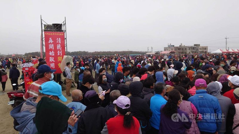 雲林馬鳴山五年千歲吃飯擔文化節5日下午於東勢鄉同安村盛大登場，吸引上萬民眾湧入參與。中央社記者蔡智明攝  112年2月5日