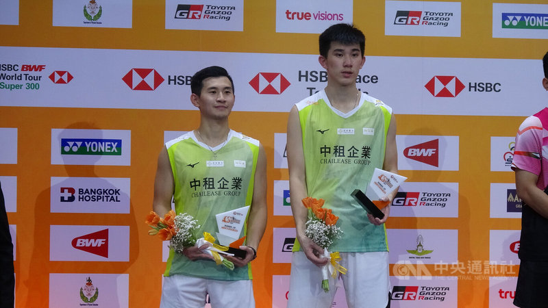 台灣男雙搭檔蘇敬恒（左）與葉宏蔚（右）5日在泰國羽球大師賽決賽中敗給印尼組合卡爾南多和馬丁。圖為頒獎典禮時兩人手拿亞軍獎牌。中央社記者呂欣憓曼谷攝 112年2月5日