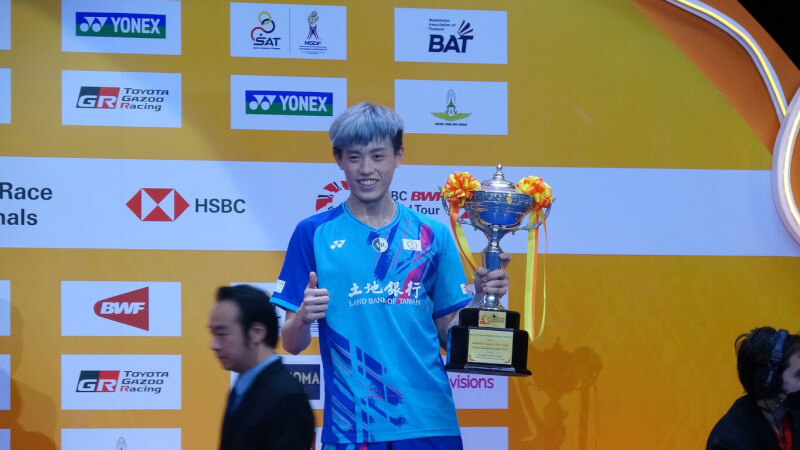 台灣羽球男單選手林俊易5日在泰國羽球大師賽決賽中以21比17、21比14擊敗香港對手伍家朗奪冠。圖為林俊易拿著冠軍獎盃。中央社記者呂欣憓曼谷攝 112年2月5日