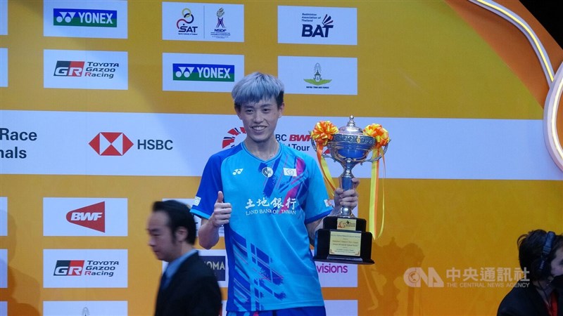 台灣羽球男單選手林俊易5日在泰國羽球大師賽決賽中以21比17、21比14擊敗香港對手伍家朗奪冠。圖為林俊易拿著冠軍獎盃。中央社記者呂欣憓曼谷攝 112年2月5日