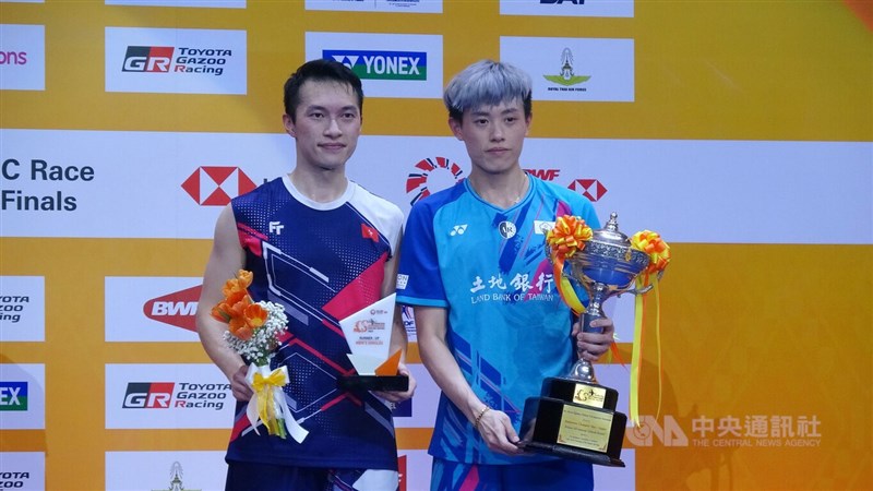 台灣羽球男單選手林俊易5日在泰國羽球大師賽決賽中以21比17、21比14擊敗香港對手伍家朗。圖為頒獎典禮中林俊易（右）和伍家朗（左）合照。中央社記者呂欣憓曼谷攝 112年2月5日
