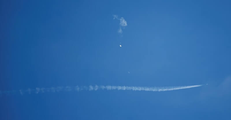 中國偵察氣球入侵美國領空，飄過多處敏感地點後，4日遭美軍擊落。（路透社）