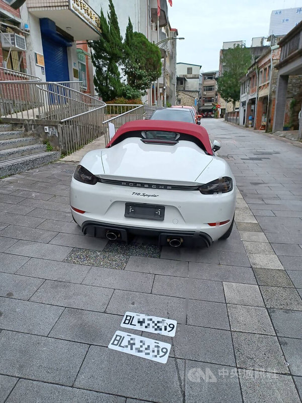 男子開保時捷跑車掛假車牌上路，遭警方查獲並依偽造特種文書罪嫌移送法辦。（翻攝照片）中央社記者王鴻國傳真  112年2月5日