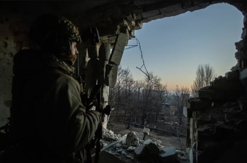 1月27日烏軍在烏東巴赫姆特市監看俄軍攻勢。（路透社）