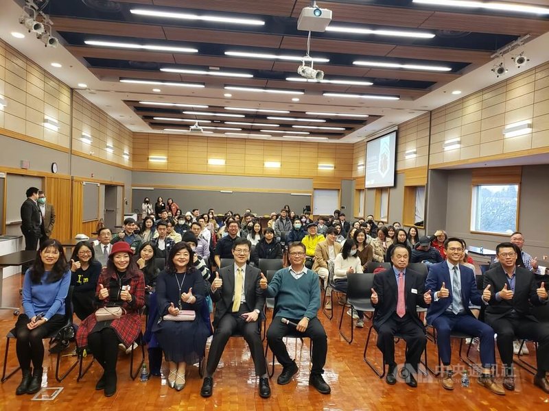 加拿大台灣商會和青年商會舉辦生涯規劃講座，逾百名年輕人聆聽10位企業家分享職場經驗。中央社記者程愛芬溫哥華攝 112年2月6日