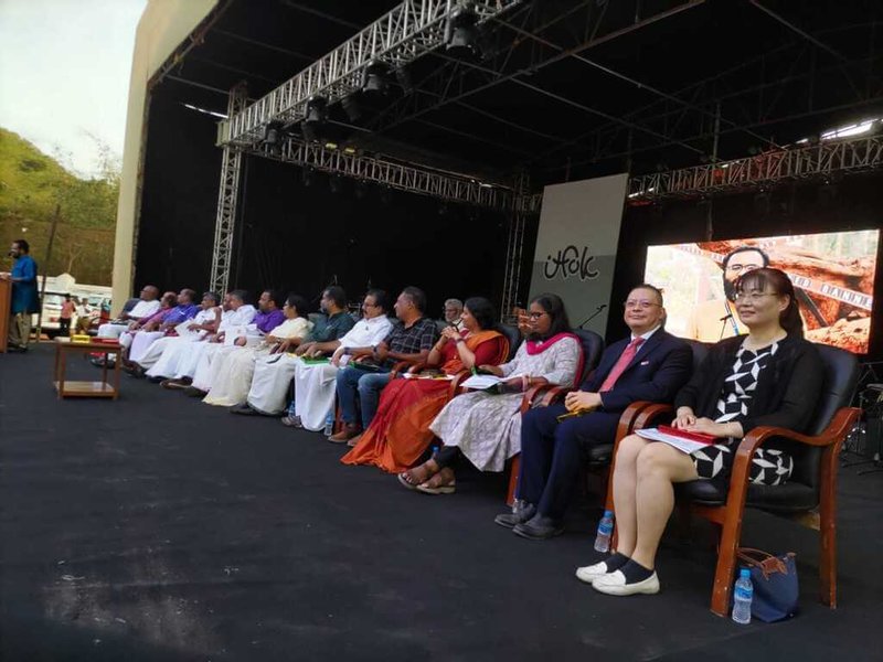 印度克勒拉省（Kerala）「2023國際劇場藝術節」5日晚間開幕，駐印度副代表謝柏輝（右2）與副參事趙向群（右1）應邀出席，而台灣歌仔戲天團明華園將於6日起演出兩場。（駐印度代表處提供）中央社記者林行健新德里傳真  112年2月6日