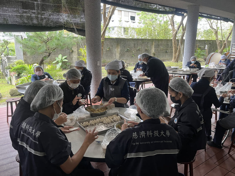 台灣學生放寒假，慈濟科技大學長期照護科20名菲律賓籍學生仍持續到校上課，並首度體驗農曆新年，入境隨俗學包餃子。（慈濟科技大學提供）中央社記者李先鳳傳真  112年2月6日