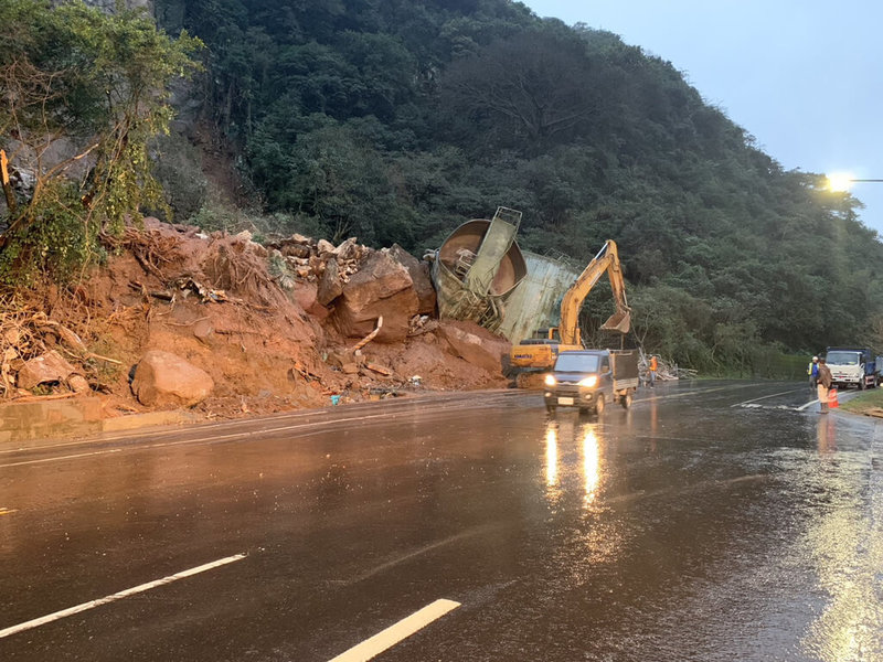 陽金公路4公里處山壁5日晚間發生崩落，壓毀林莊淨水場3座快濾桶等設施，土石宣洩而下占據車道，使得道路雙向封閉，經搶修後，6日晚間5時50分清除完畢，恢復雙向通行。（公路總局第1區養護工程處提供）中央社記者王朝鈺傳真  112年2月6日