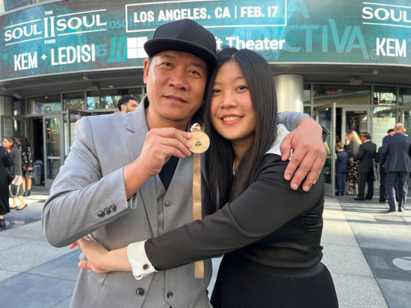 台灣設計師蕭青陽18年來7度入圍葛萊美獎，今年與女兒蕭君恬（右）合作的唱片包裝作品終於獲獎。他感謝家人、感謝祖先與淡蘭古道上的所有人。中央社記者林宏翰洛杉磯攝 112年2月6日