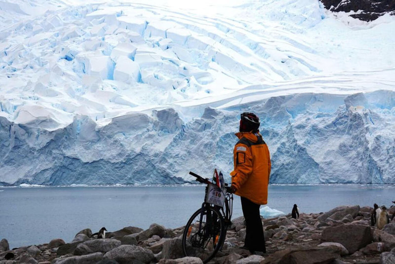 印度旅人德布納斯大學畢業後，以單車環遊世界的方式，宣導正確認識愛滋，足跡遍布南極洲。（德布納斯提供）中央社記者葉允凱傳真 112年2月6日