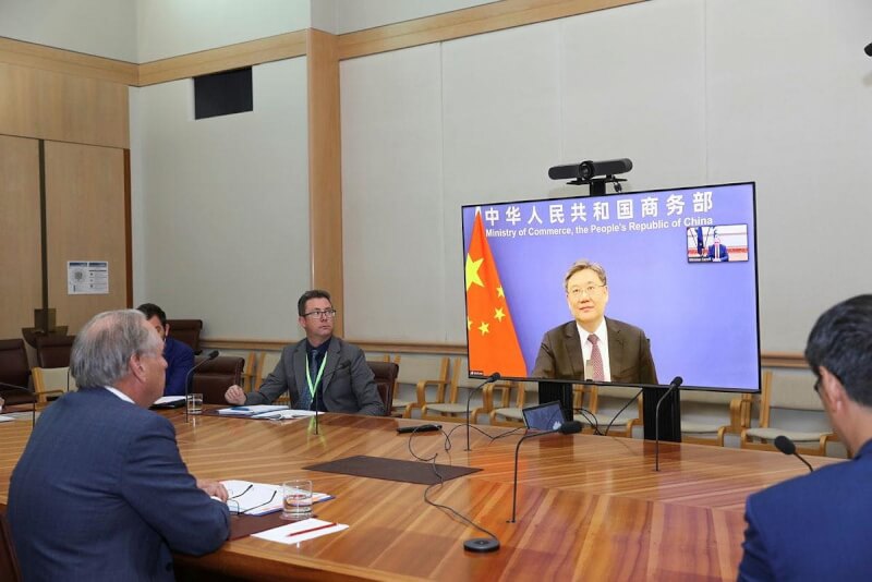 中國商務部長王文濤與澳洲貿易部長法瑞爾（前左1）6日透過視訊，舉行兩國3年來首場貿易部長會議。（圖取自facebook.com/SenatorDonFarrell）