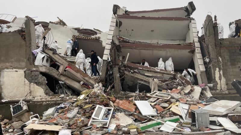 土耳其東南部靠近敘利亞的地區6日發生芮氏規模7.8強震，阿德亞曼省街上建物倒塌。（安納杜魯新聞社）