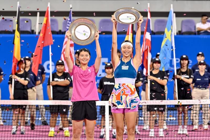 在泰國舉行的華欣女網賽5日壓軸登場的女雙決賽上演「中台大戰」，台灣組合詹皓晴（前右）、吳芳嫺（前左）以6比1、7比6直落2的盤數奪冠。（圖取自facebook.com/WTAThailandOpen）