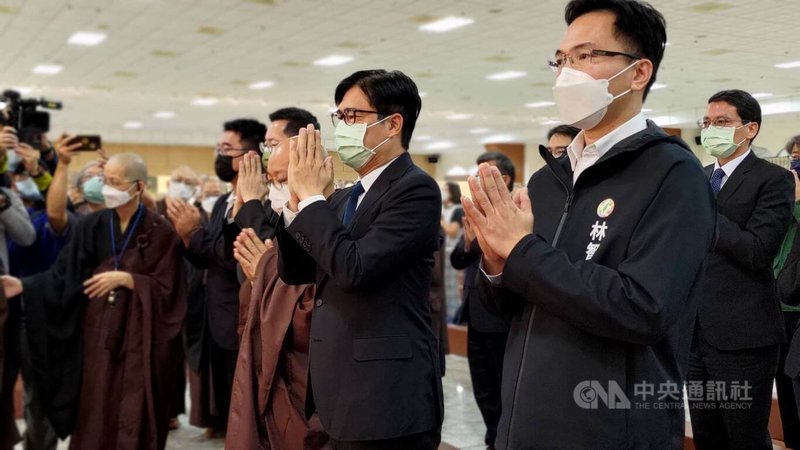 佛光山開山宗長星雲法師5日辭世，高雄市長陳其邁（前右2）6日上午率市府局處首長前往佛光山弔唁。中央社記者蔡孟妤攝  112年2月6日